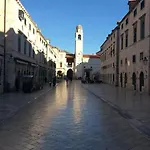 Center Larica *