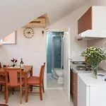 Center Larica Apartman *